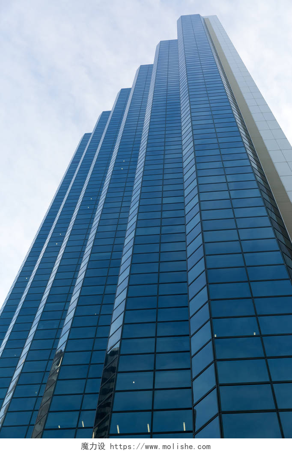 仰视现代城市玻璃建筑摩天大楼底部视图